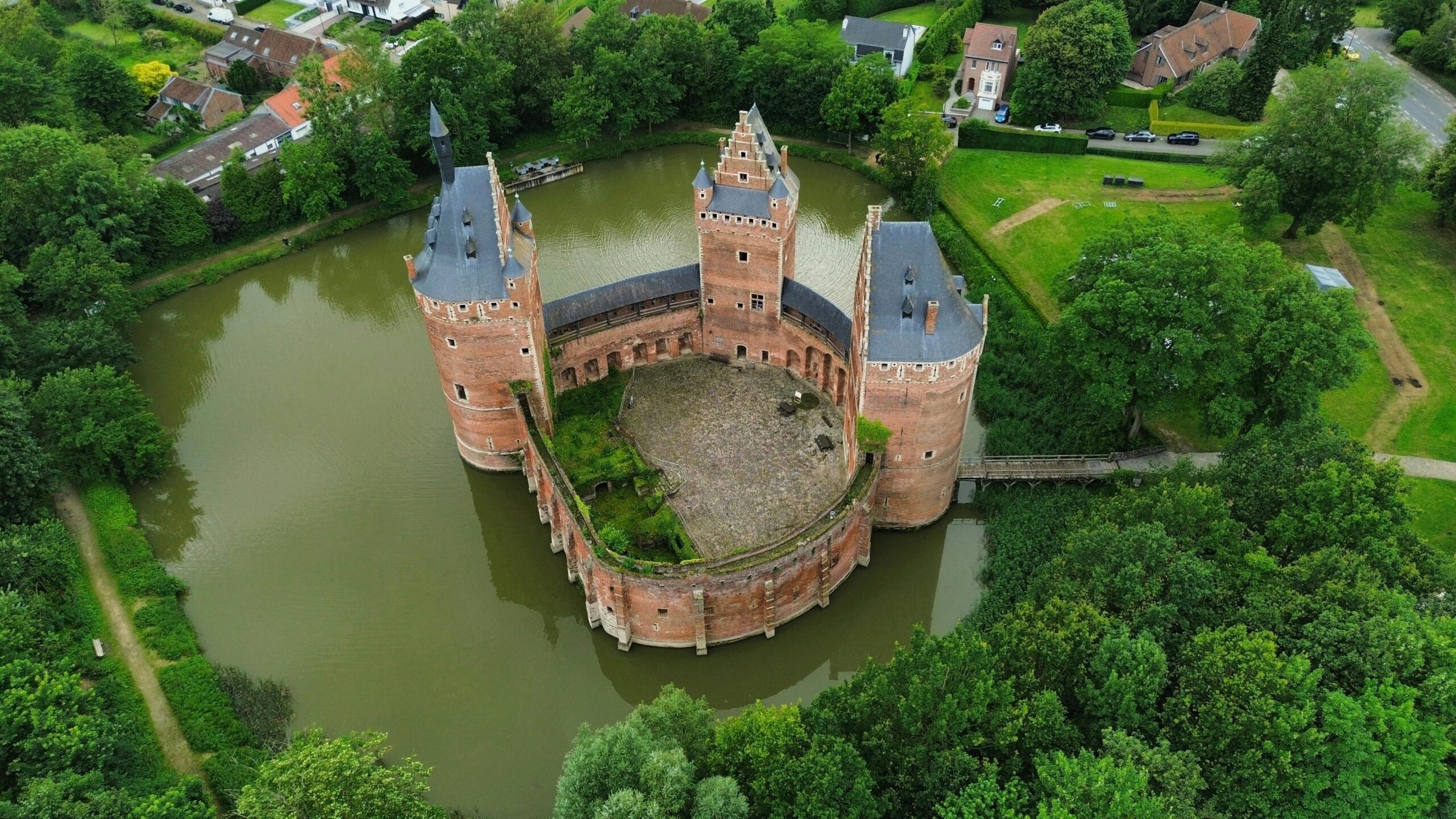 Vue panoramique du Château de Beersel en Brabant flamand