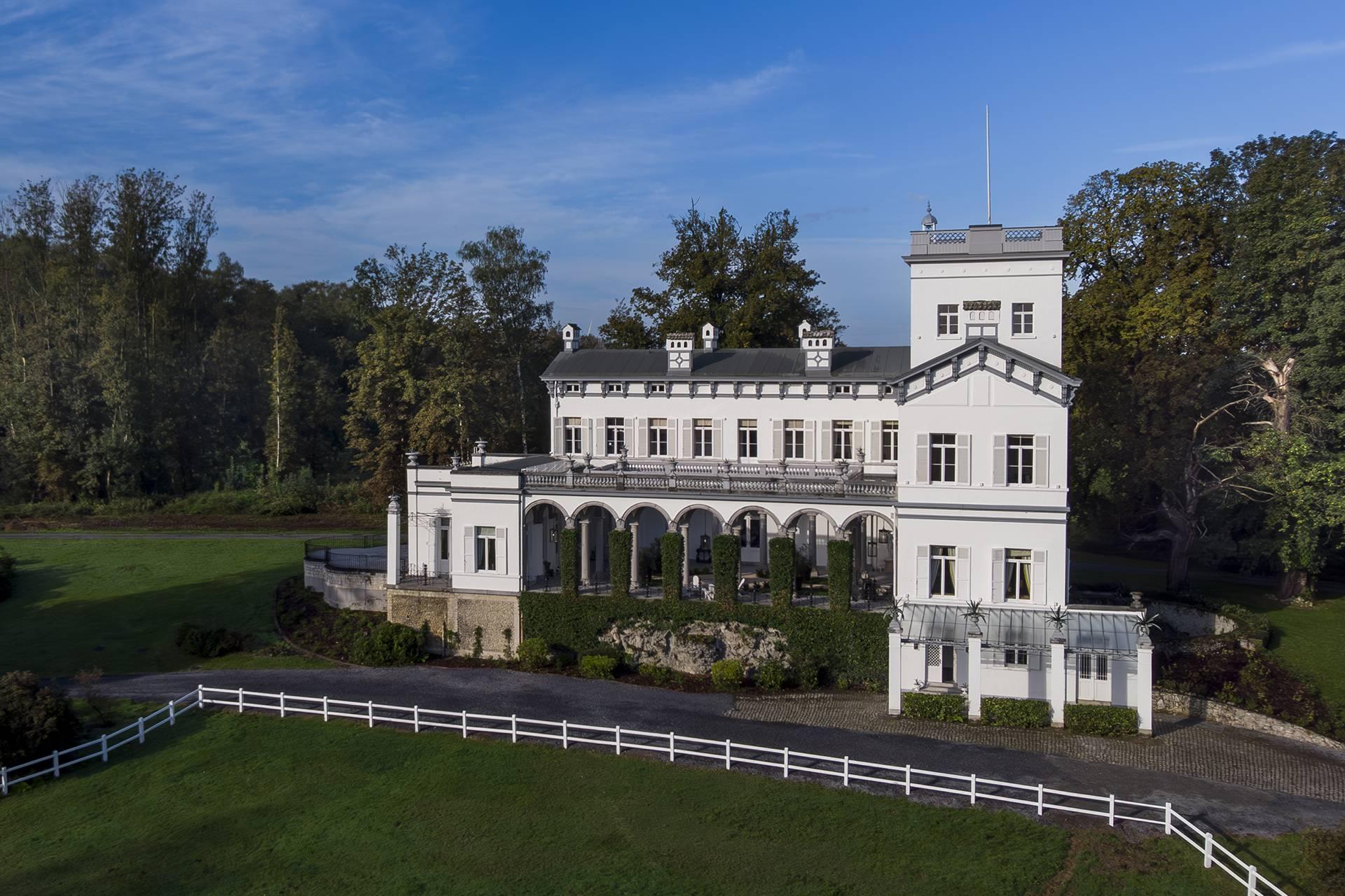 Vue panoramique du Château de Drogenbos