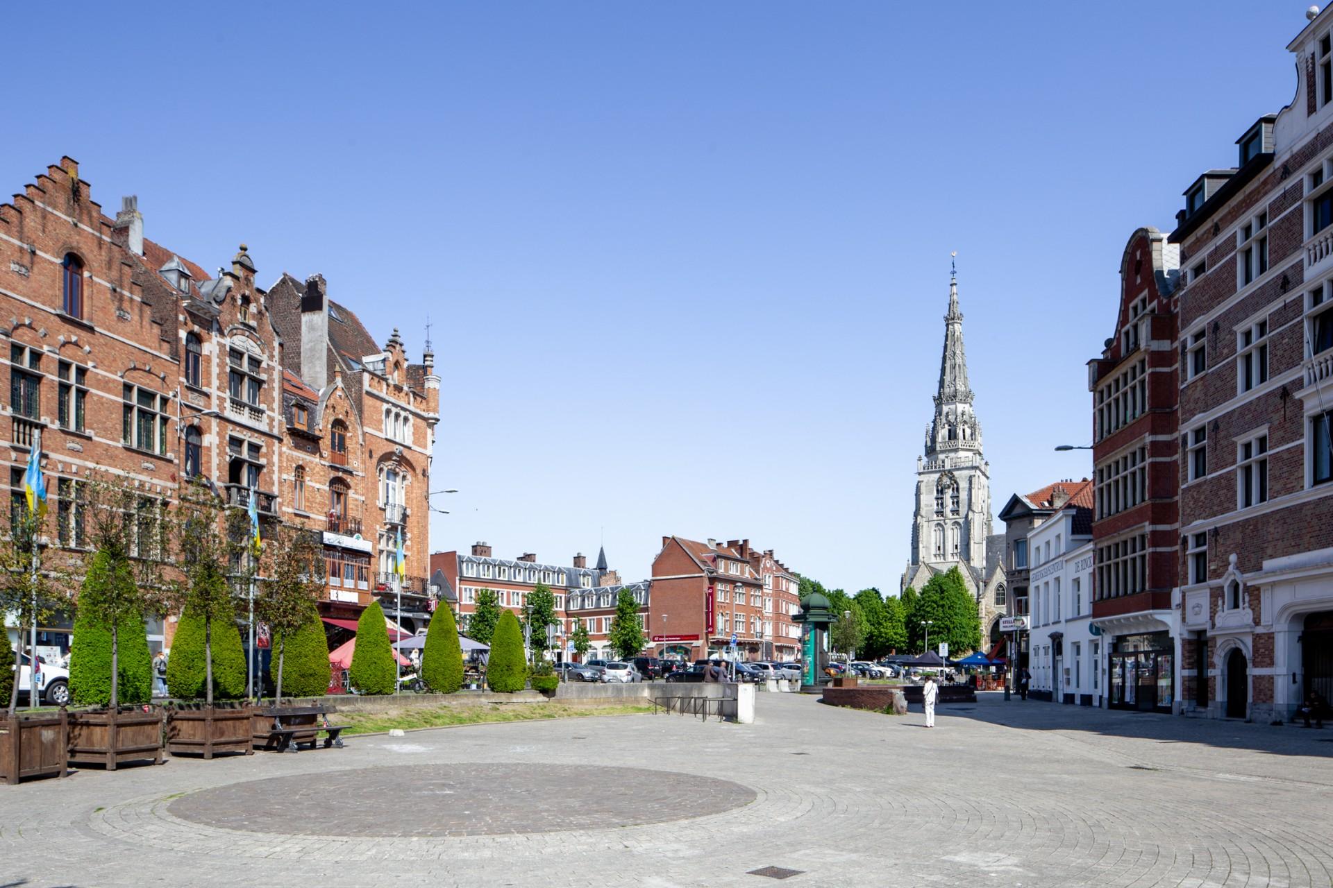 Vue panoramique de la Collégiale Saints-Pierre-et-Guidon à Anderlecht