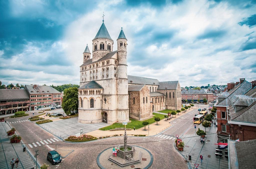 Vue panoramique de la Collégiale Sainte-Gertrude à Nivelles